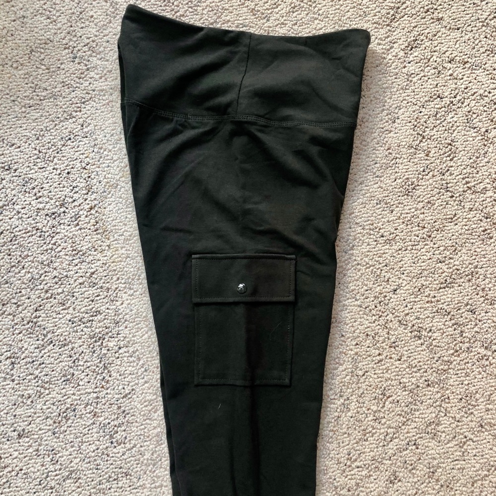 NWT!  Leggings with Cargo Pocket Sz Medium - Picture 6 of 6